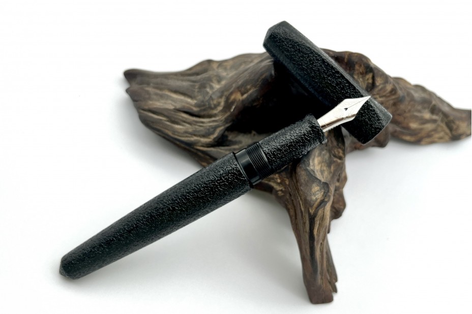 Nakaya Dorsal Fin Version 1 Ishime Kanshitsu Black Fountain Pen