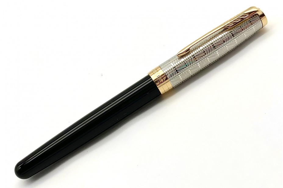 Parker Sonnet Premium Metal And Black Lacquer with Gold Trim Fountain Pen