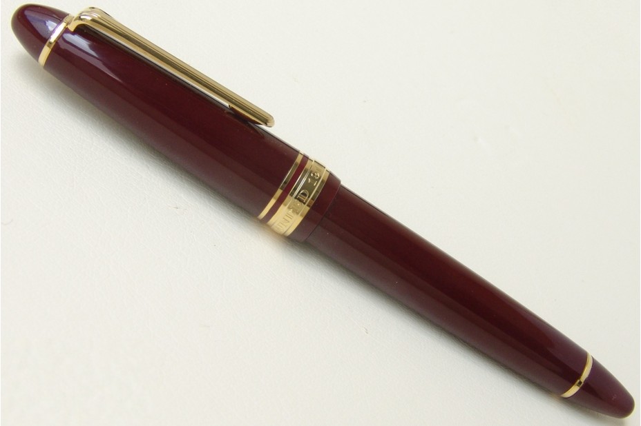 Sailor 1911 Standard Mid-Size Burgundy Gold Trim Fountain Pen