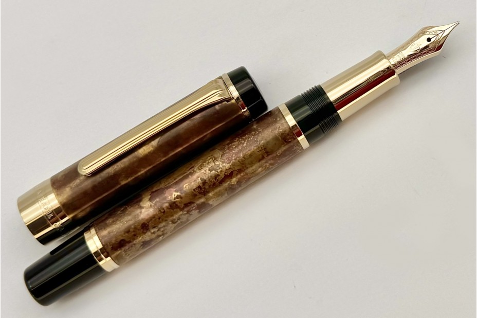 https://aestheticbay.com//image/cache/catalog/Products/Sailor/Cylint/Sailor%20Cylint%20Brown%20Patina%20Fountain%20Pen/SailorCylintBrownPatinaStainlessSteelFP_4-928x618.jpg